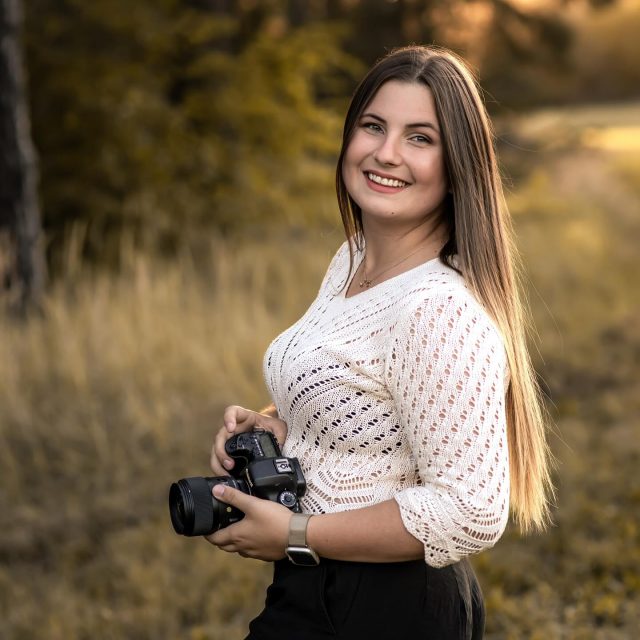 ✨ Hey, ich bin Saskia✨ 

Hätte mir vor ein paar Jahren jemand gesagt, dass ich eines Tages beruflich fotografiere, hätte ich es niemals geglaubt. Aber heute kann ich sagen: Es ist eines der besten Dinge, die mir je passiert sind! 🥹♥️

Als Hochzeits- und Familienfotografin darf ich jeden Tag das machen, was ich liebe: echte Momente festhalten, Geschichten erzählen und Erinnerungen schaffen, die für immer bleiben. Für mich steht nicht nur das perfekte Bild im Vordergrund, sondern eure Emotionen, die dahinterstecken – Lachen, Tränen, Umarmungen, all die kleinen und großen Augenblicke, die das Leben so besonders machen. 🥰

Ob an eurem großen Tag oder bei einem entspannten Familien-Shooting: Mein Ziel ist es, Erinnerungen zu schaffen, die euch immer wieder berühren. Natürlich, authentisch und mit ganz viel Herz. ✨

Ich bin unglaublich dankbar für all die wunderbaren Menschen, die ich auf ihrem Weg begleiten darf. Und vielleicht sehen wir uns ja bald vor meiner Kamera? Schreibt mir gerne über mein Kontaktformular – ich freue mich, mehr von euch zu erfahren! 📸🤍

____________________________

www.fotografin-mit-herz.de
WhatsApp: 015679420760
____________________________

#hochzeitsfotografie #familienfotografie #authentisch #fotografin #fotograf #fotografie #hochzeit #liebe #shooting #canon #art #portrait #fotografinmitherz #dankbar #finsterwalde #hoyerswerda #lausitz #elsterheide #spremberg #cottbus #senftenberg #fotograflausitz #fotografsachsen #fotografbrandenburg #fotografspremberg #fotografhoyerswerda #fotografcottbus #fotograffinsterwalde #fotografsenftenberg
