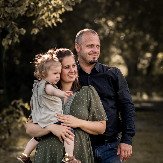 Weihnachten ist die Zeit, in der wir uns bewusst werden, was wirklich zählt: die Menschen, die uns am nächsten stehen. Es sind die Momente voller Wärme, Liebe und Zusammenhalt, die das Leben so besonders machen – und genau diese Momente verdienen es, bewahrt zu werden. 📸✨

Als Fotografin liegt mir nichts mehr am Herzen, als eure einzigartigen Geschichten festzuhalten. Eure Familienbilder sind viel mehr als nur Fotos – sie sind Erinnerungen, die von Generation zu Generation weitergegeben werden und die Magie eurer Verbindung sichtbar machen. 🪄📸

✨ Heute möchte ich Danke sagen! Danke, dass ich ein Teil eurer besonderen Momente sein darf. Danke, dass ihr mir euer Vertrauen schenkt, um das Wichtigste in eurem Leben – eure Familie – für die Ewigkeit zu bewahren. 🙏🏻🤍

Genießt diese magische Zeit mit euren Liebsten und erinnert euch daran, wie unbezahlbar diese gemeinsamen Augenblicke sind. ✨🎄

Eure Fotografin mit Herz 📸
Saskia 🤍

__________________________________

www.fotografin-mit-herz.de
WhatsApp: 015679420760
E-Mail: fotografinmitherz@web.de
__________________________________

#familienfotograf #familienshooting #family #fotoshooting #liebe #love #canon #canonfotografie #hochzeitsfotograf #hochzeitsfotografie #hochzeit #familienfotografie #lausitz #hoyerswerda #spremberg #senftenberg #finsterwalde #elsterheide #cottbus #fotograflausitz #fotografhoyerswerda #fotografspremberg #fotograffinsterwalde #fotografinmitherz #art #mood #christmas #memories

FOTOGRAF | HOCHZEITSFOTOGRAF | FAMILIENFOTOGRAF | ELSTERHEIDE | LAUSITZ | SPREMBERG | FINSTERWALDE | HOYERSWERDA | COTTBUS