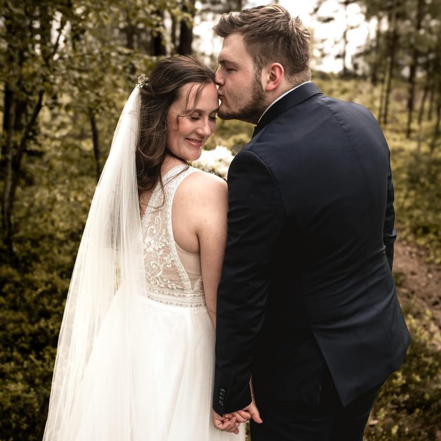 Warum ich keine unbearbeiteten Bilder herausgebe ⬇️

Ein Foto ist für mich erst dann fertig, wenn es nicht nur den Moment zeigt, sondern auch die Emotionen und die Geschichte dahinter erzählt. 
Jedes Foto, das ich mache, ist wie ein Rohdiamant: Es braucht Feinschliff, um seine volle Strahlkraft zu entfalten. 💎

Unbearbeitete Bilder sind für mich unvollständig und spiegeln weder meine Arbeit noch meinen Stil wider. Die Bearbeitung ist der Schritt, der jedes Foto zu einem einzigartigen Werk macht – zu etwas, das meine Handschrift trägt und eure Geschichte erzählt. ✨

Ich möchte euch Bilder schenken, die ihr voller Freude ansehen und teilen könnt – nichts weniger. 

Swipe nach rechts um den Unterschied zu sehen! 🤯

Danke, dass ihr mir euer Vertrauen schenkt! 🤍
Rutscht gut ins neue Jahr ihr Lieben! 🎆

_____________________________

www.fotografin-mit-herz.de
fotografinmitherz@web.de
WhatsApp: 015679420760
_____________________________

#fotograf #fotografie #photography #hochzeitsfotograf #hochzeitsfotografie #hochzeit #hochzeitsfotograflausitz #hochzeitsfotografhoyerswerda #hochzeitsfotografspremberg #hochzeitsfotograffinsterwalde #senftenberg #cottbus #spremberg #hoyerswerda #elsterheide #lausitz #finsterwalde #portrait #canonphotography #art #wedding #weddingphotography #weddingphotographer #lausitzerseenland

LAUSITZ | LAUSITZER SEENLAND | SPREMBERG | ELSTERHEIDE | HOYERSWERDA | COTTBUS | FINSTERWALDE | SENFTENBERG