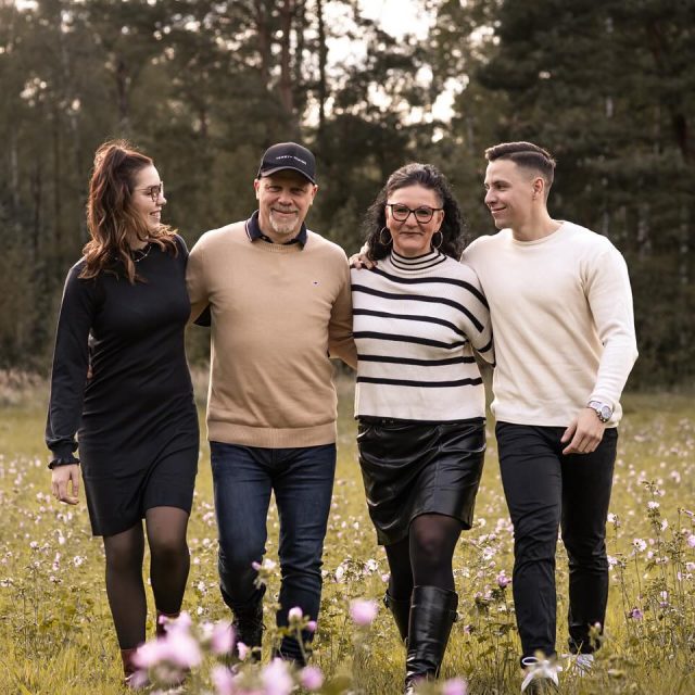 Familienzeit ist kostbar – und es sind genau diese Momente, die uns ein Leben lang begleiten. Ein Familienshooting ist mehr als nur ein Foto. Es erzählt eure Geschichte, hält eure Liebe und Verbundenheit fest und bewahrt Erinnerungen für die Ewigkeit. ✨

Es ist mir eine Herzensangelegenheit, diese Augenblicke einzufangen – ganz authentisch, natürlich und voller Gefühl. Gemeinsam erschaffen wir Bilder, die nicht nur an der Wand hängen, sondern im Herzen bleiben. ☀️🤍

Wer möchte seine Familiengeschichte mit mir erzählen? 📸

____________________________________

www.fotografin-mit-herz.de
fotografinmitherz@web.de
WhatsApp: 01679420760
____________________________________

#familyshooting #familienshooting #photography #fotografie #hochzeitsfotograf #hochzeitsfotografie #familienfotografie #familienfotograf #fotograflausitz #fotografhoyerswerda #fotografspremberg #fotograffinsterwalde #fotografcottbus #fotografinmitherz  #canon #art #portrait #portraitfotografie #spremberg #lausitzerseenland #lausitz #cottbus #finsterwalde #hoyerswerda #elsterheide #senftenberg #fotograf #love #liebe #weddingphotographer 

HOCHZEITSFOTOGRAF | FAMILIENFOTOGRAF | LAUSITZER SEENLAND | LAUSITZ | ELSTERHEIDE | SPREMBERG | HOYERSWERDA | FINSTERWALDE | COTTBUS | SENFTENBERG | UMGEBUNG