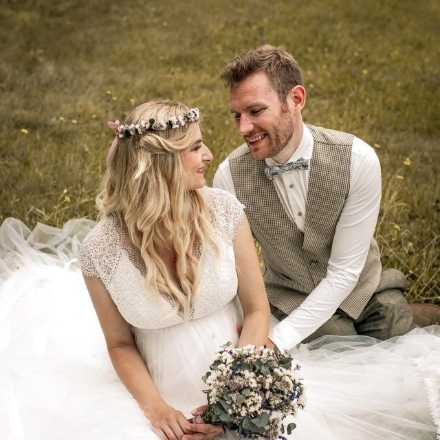 So viele Herzensmomente, die ich euch noch gar nicht gezeigt habe…

Diese wundervolle Hochzeit vom letzten Juli ist nur eine von so vielen Shootings und Hochzeitsreportagen, die viel zu lange schon auf meiner Festplatte schlummern.

Ich würde so gerne viel mehr mit euch teilen, doch aktuell fehlt mir oft einfach die Zeit -
Mein Hauptjob im Krankenhaus und eine Weiterbildung, unsere kleine Tochter, der Umzug und der Ausbau unseres neuen Zuhauses – all das fordert gerade meine volle Aufmerksamkeit.

Aber ich vermisse es, euch mit durch meine Arbeit zu nehmen, und ich nehme mir fest vor, hier wieder mehr Leben reinzubringen und euch regelmäßig in meine Shootings & Hochzeiten mitzunehmen.

Danke an alle, die trotzdem hier bleiben, auch wenn es hier manchmal etwas still ist! 🙏🏻🍀

#hochzeit #weddingphotography #liebe #brautpaar #natürlichefotografie #weddingmoments #authenticlove
#fotografie #hochzeitsfotograf #hochzeitsfotografie #canon #art #photography #fotografspreewald #fotografspremberg #fotografhoyerswerda #fotograflausitz #lausitz #lausitzerseenland #fotograffinsterwalde #wedding #bride #modernfotografie #hochzeitsfotos #fotografinmitherz #foto #authentic #authentisch