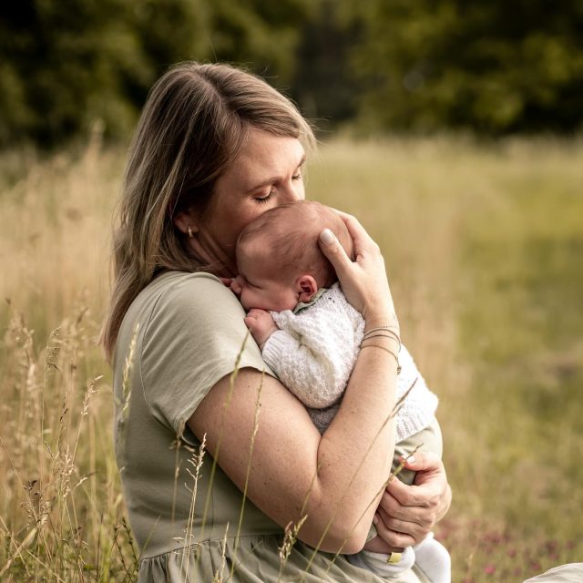 Barfuß im Gras, das Baby ganz nah am Herzen, kein Studio, kein Schnickschnack – nur echte Liebe. 🤍

Diese zarte Nähe, dieses Vertrauen, dieses kleine Wunder – draußen in der Natur darf all das ganz ungestellt sichtbar werden.⁠ ☀️
⁠
Wenn ihr euch natürliche, liebevolle und zeitlose Bilder von eurem Neugeborenen wünscht, seid ihr bei mir genau richtig. 🤗

___________________________________

Jetzt Termin sichern ✨
Kontaktformular: www.fotografin-mit-herz.de
WhatsApp: 015679 420760
___________________________________

#neugeborenenshooting #babyfotografie #mamaundbaby #natürlichebabyfotos #neugeborenenfotografin #fotografhoyerswerda #fotografspremberg #fotograflausitz #fotografinmitherz #lausitz #hoyerswerda #spremberg #elsterheide #outdoorbabyshooting #fotografieausliebe #authentischefotografie #familienmomente #herzensbilder #art #mood #canon #canonfotografie #liebezumdetail

FOTOGRAF FOTOGRAFIN HOYERSWERDA SPREMBERG LAUSITZ ELSTERHEIDE FINSTERWALDE NEUGEBORENENSHOOTING BABYBAUCHSHOOTING NEWBORNSHOOTING HOCHZEITSFOTOGRAF HOCHZEIT FAMILIENFOTOGRAF