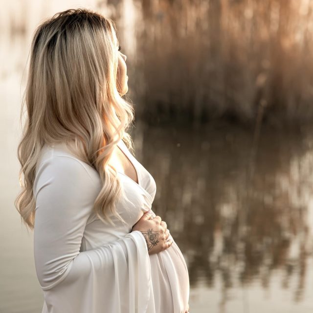 Weiches Licht, warme Töne und eine wunderschöne werdende Mama – genau deshalb liebe ich Shootings zur goldenen Stunde so sehr! 🤍🌅

Dieses traumhafte Kleid ist Teil meines Shooting-Kleiderschranks und steht dir kostenlos für dein Shooting zur Verfügung. Ob an Land oder im Wasser – wir schaffen besondere Erinnerungen voller Gefühl, Licht und Leichtigkeit.

Du träumst auch von einem ganz besonderen Shooting?
📍Inklusive Kleid
📷 an Land oder im Wasser
💫 Pure Natürlichkeit & Emotionen

Schreib mir gerne für deinen Termin! 💌

Kontaktformular: www.fotografin-mit-herz.de
WhatsApp: 015679420760

#goldenhourphotography #babybauchshooting #fotografinmitherz #fotograflausitz #fotograffinsterwalde #fotografhoyerswerda #fotografspremberg #mood #art #canonfotografie #canon #fotografie #familienfotograf #hochzeitsfotograf #fotografcottbus #maternityshoot #fotografin #pregnancyphotography #portrait #portraitfotografie #lausitz #lausitzerseenland #spremberg #cottbus #finsterwalde #elsterheide #hoyerswerda #shootingkleiderschrank #kundenkleiderschrank #emotionalefotos

HOCHZEITSFOTOGRAF | FAMILIENFOTOGRAF | FOTOGRAF | LAUSITZER SEENLAND | HOYERSWERDA | LAUSITZ | ELSTERHEIDE | SPREMBERG | FINSTERWALDE | COTTBUS | SENFTENBERG | UMGEBUNG