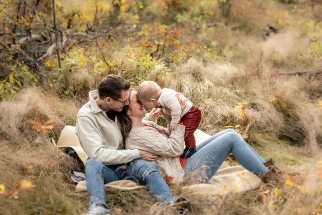 Oft höre ich: „Jetzt sind wir zu spät für ein Babyshooting, oder?“
Aber zu spät wofür eigentlich?
Erinnerungen haben kein Ablaufdatum.
Dieses Baby ist kein Neugeborenes mehr – aber immer noch Baby genug.
Es muss nicht der erste Geburtstag sein.
Es müssen nicht die ersten 10 Tage sein.
Es darf einfach jetzt sein. ✨🤍
 
Wenn jetzt euer richtiger Zeitpunkt ist, meldet euch gerne bei mir. 📸
____________________________________

www.fotografin-mit-herz.de
fotografinmitherz@web.de
WhatsApp: 01679420760
____________________________________

#familienfotografie 
#babyshooting
#Spremberg
#Hoyerswerda
#lausitzerseenland

HOCHZEITSFOTOGRAF | HOCHZEITSFOTOGRAFIN | FAMILIENFOTOGRAF | FAMILIENFOTOGRAFIN | FOTOSHOOTING | LAUSITZER SEENLAND | LAUSITZ | ELSTERHEIDE | SPREMBERG | HOYERSWERDA | FINSTERWALDE | COTTBUS | SENFTENBERG | UMGEBUNG
