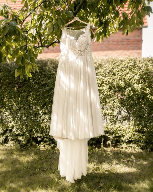 Jedes Brautkleid ist anders.
In Schnitt, Stoff, Details – und genau deswegen ist jedes einzelne so besonders und einzigartig. ✨

Oft sind es genau diese Feinheiten, die in den ruhigen Momenten vor der Trauung sichtbar werden.

Für Hochzeitsreportagen mit genau diesem Fokus bin ich genau die richtige für euch 📸🤍

____________________________________

www.fotografin-mit-herz.de
fotografinmitherz@web.de
WhatsApp: 01679420760
____________________________________

#hochzeitsfotograf
#familienfotograf
#brautkleid
#spremberg
#hoyerswerda

HOCHZEITSFOTOGRAF | HOCHZEITSFOTOGRAFIN | FAMILIENFOTOGRAF | FAMILIENFOTOGRAFIN | FOTOSHOOTING | LAUSITZER SEENLAND | LAUSITZ | ELSTERHEIDE | SPREMBERG | HOYERSWERDA | FINSTERWALDE | COTTBUS | SENFTENBERG | UMGEBUNG